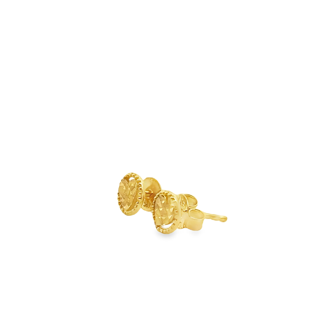 Leandra 18 Karat Yellow Gold Stud Earring Round With Heart Diamond Cut Design